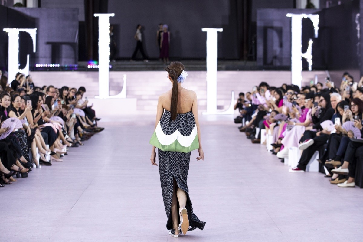 Peggy Hartanto nâng đỡ cảm xúc bay bổng với những thiết kế trang phục có phom dáng nữ tính cùng nhiều chi tiết hình học, họa tiết và màu sắc tươi vui.