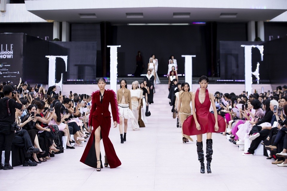 Siêu mẫu Hoàng Thùy (trái) và người mẫu Trang Phạm (phải) thể hiện phần catwalk phá cách khi trình diễn BST mới của Trương Thanh Hải.