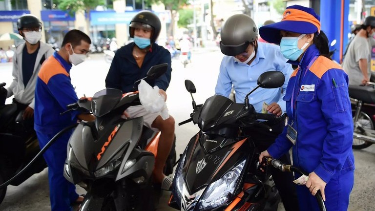 gia xang dau hom nay gia xang ve duoi 22000 donglit