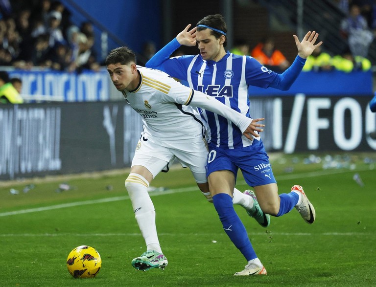 La Liga: Real Madrid thắng Alaves với tỷ số tối thiểu trong trận đấu có một thẻ đỏ