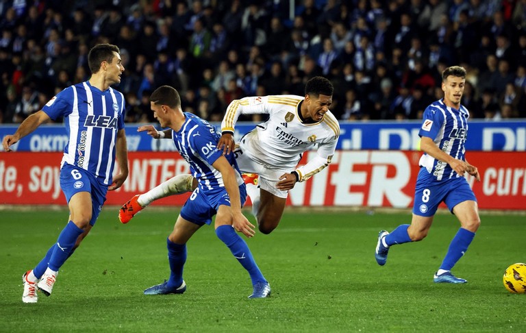 Jude Bellingham bị kèm chặt bởi các cầu thủ Alaves.