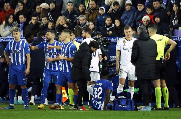 Phút 54, Nacho bị truất quyền thi đấu sau khi trọng tài check VAR vì lỗi đạp gầm giày từ phía sau đối với Samuel Omorodion của Alaves.