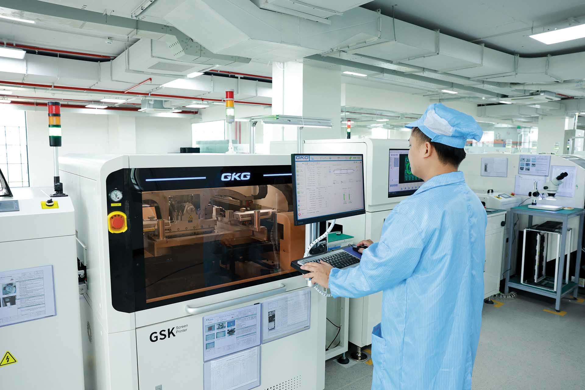 Dây chuyền sản xuất bên trong nhà máy sản xuất AI Camera của MK Vision – thành viên của MK Group. Dây chuyền sản xuất bên trong nhà máy sản xuất AI Camera của MK Vision – thành viên của MK Group.