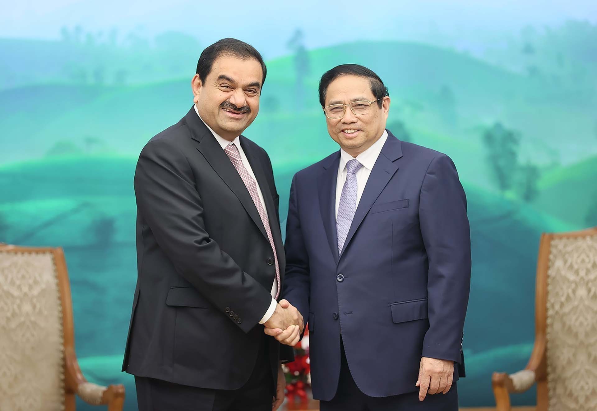 Thủ tướng Phạm Minh Chính tiếp ông Gautam Adani, Chủ tịch Tập đoàn Adani. (Nguồn: TTXVN) Thủ tướng Phạm Minh Chính tiếp ông Gautam Adani, Chủ tịch Tập đoàn Adani. (Nguồn: TTXVN)