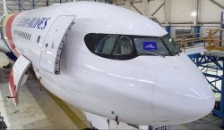 Pháp tạm giữ máy bay nghi chứa hàng trăm nạn nhân buôn người