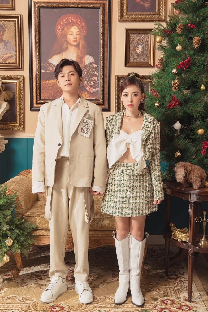 Puka - Gin Tuấn Kiệt được khen như nam nữ sinh Hàn Quốc khi tay trong tay với trang phục kiểu cách. Trong khi Gin Tuấn Kiệt mặc suit trẻ trung, Puka nhí nhảnh cùng trang phục vải tweed và áo nơ.