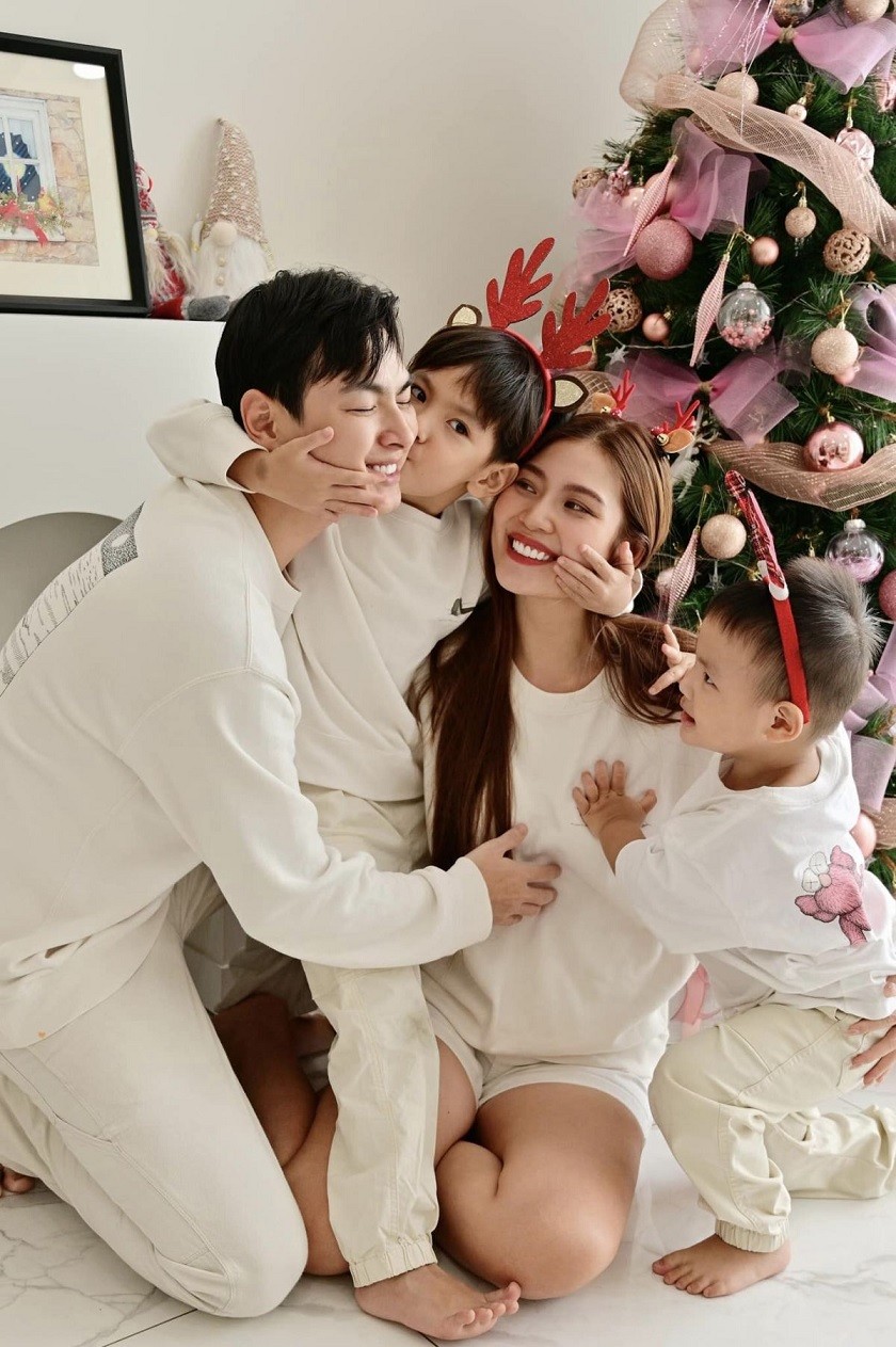 Các cặp đôi sao Việt thời trang đồng điệu chụp ảnh, đón Giáng sinh