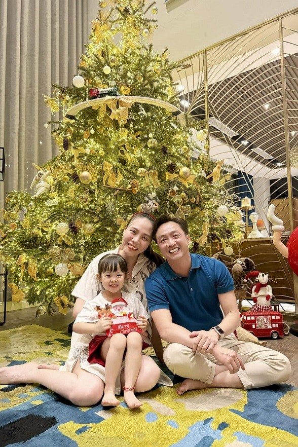 Vợ chồng Đàm Thu Trang - Cường Đôla cùng diện trang phục tối giản, không cầu kỳ trong bức hình chụp cùng con gái Suchin.