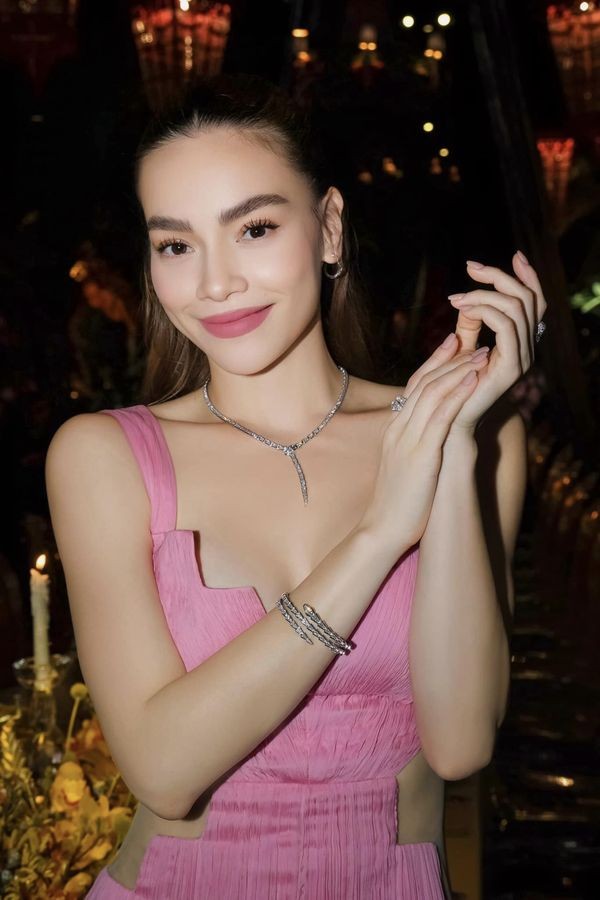 Sắc vóc 'cực phẩm' của ca sĩ Hồ Ngọc Hà