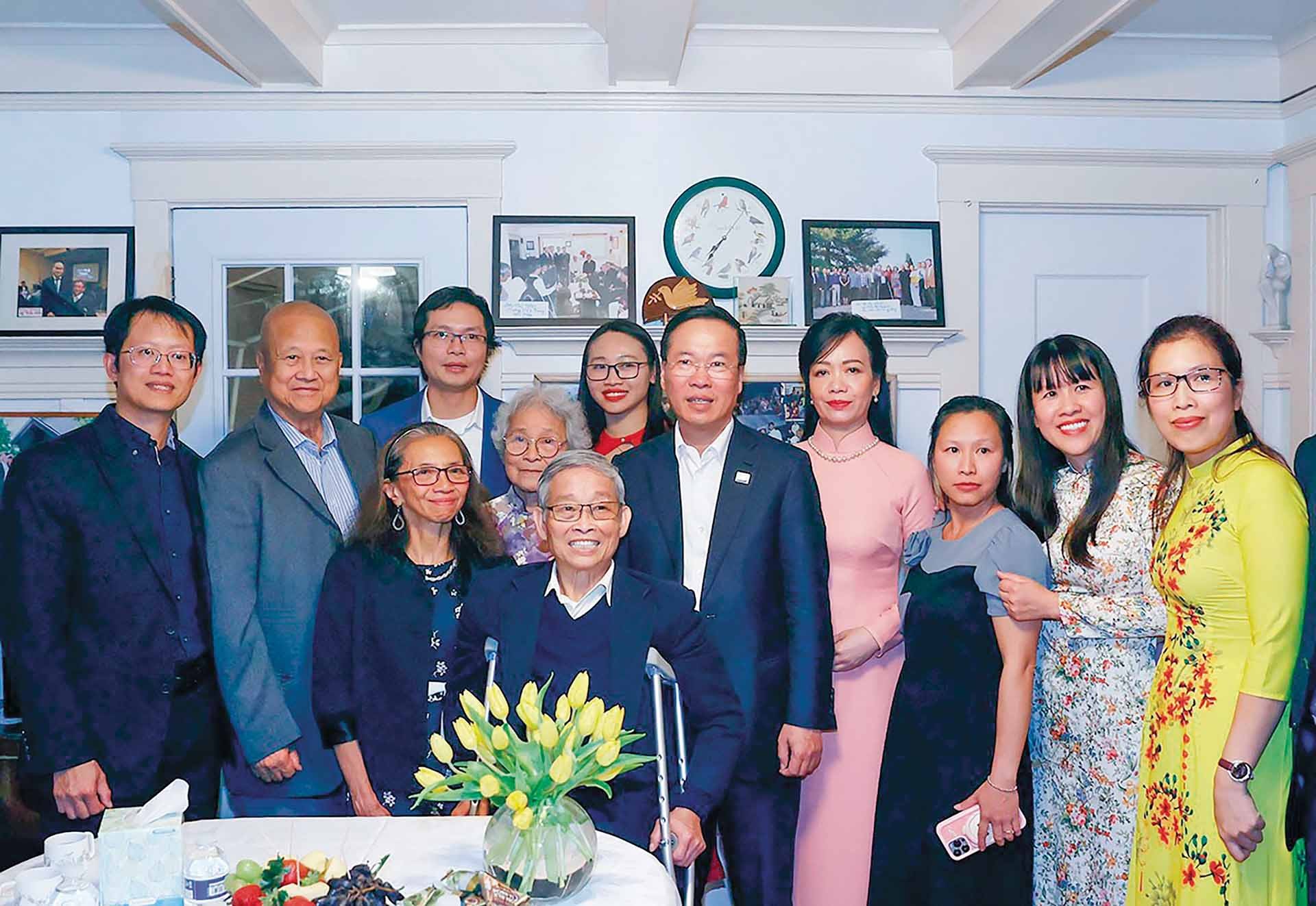 Trong chương trình tham dự Tuần lễ Cấp cao Diễn đàn Hợp tác kinh tế châu Á - Thái Bình Dương (APEC) 2023, Chủ tịch nước Võ Văn Thưởng và Phu nhân đến thăm gia đình kiều bào Phạm Văn Tịch tại thành phố Berkeley thuộc quận Alameda, bang California, Hoa Kỳ, ngày 15/11/2023. (Nguồn: TTXVN) Trong chương trình tham dự Tuần lễ Cấp cao Diễn đàn Hợp tác kinh tế châu Á - Thái Bình Dương (APEC) 2023, Chủ tịch nước Võ Văn Thưởng và Phu nhân đến thăm gia đình kiều bào Phạm Văn Tịch tại thành phố Berkeley thuộc quận Alameda, bang California, Hoa Kỳ, ngày 15/11/2023. (Nguồn: TTXVN)