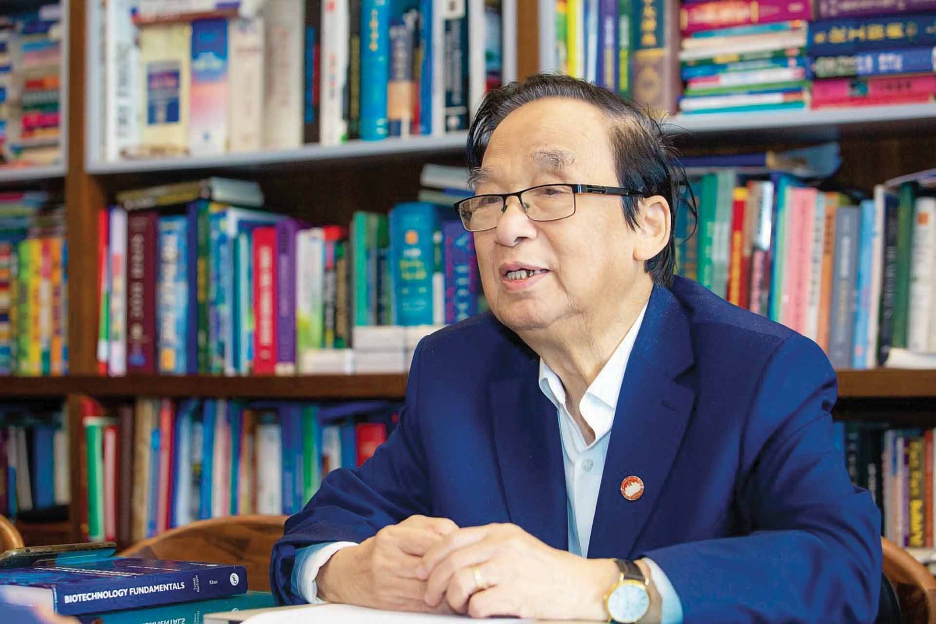 GS. TS. Nguyễn Lân Dũng. GS. TS. Nguyễn Lân Dũng.