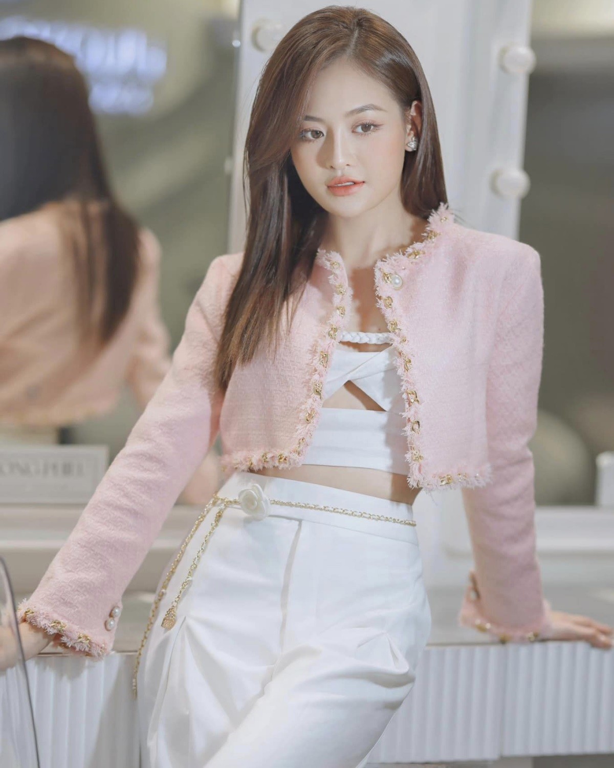 Chúng ta của 8 năm sau: Tạo hình, phong cách thời trang đối lập của Phan Minh Huyền và Thùy Anh