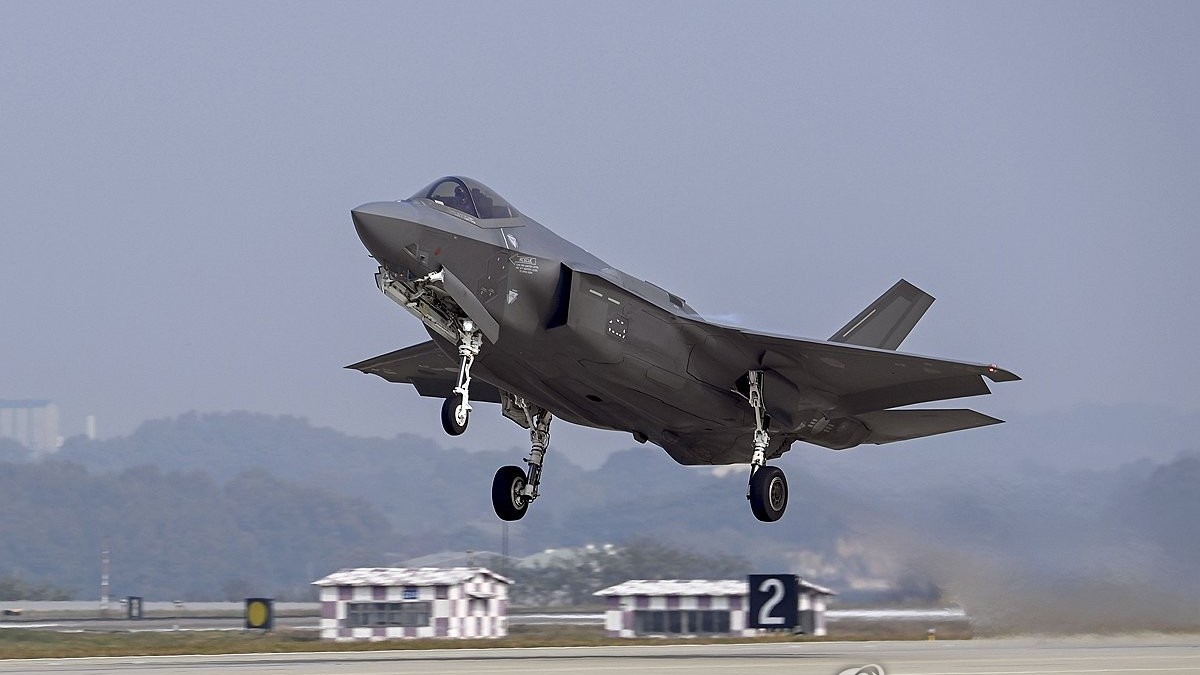 vua chap thuan viec thuy dien gia nhap nato tho nhi ky dat lien 2 thoa thuan mua ban vu khi voi my va canada