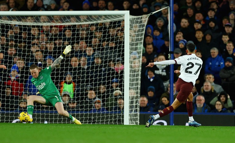 Thủ môn Pickford liên tục phải trổ tài cản phá. 