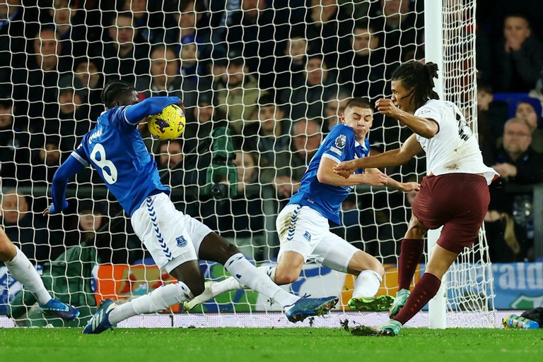 Phút 62, Ake sút bóng bật tay Onana trong vòng cấm, trọng tài liền cho Chelsea hưởng phạt đền.