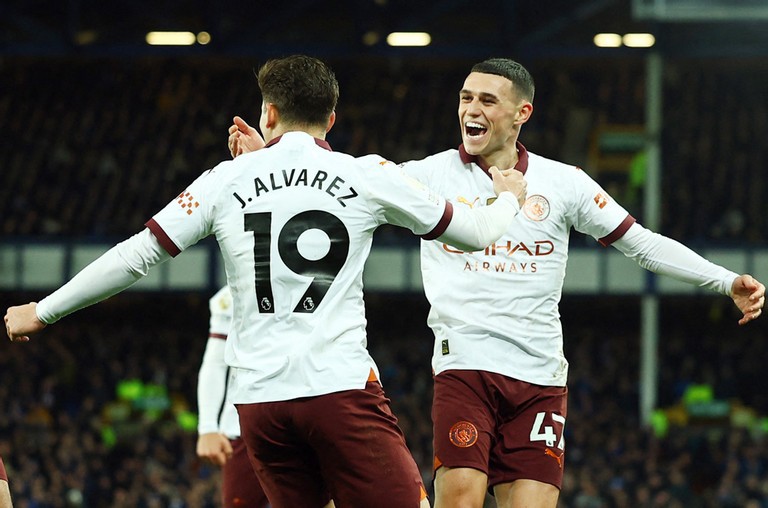 Alvarez ăn mừng cùng Foden.