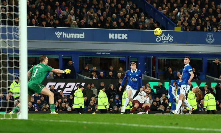 Phút 86, Bernardo Silva ghi bàn cho Man City.