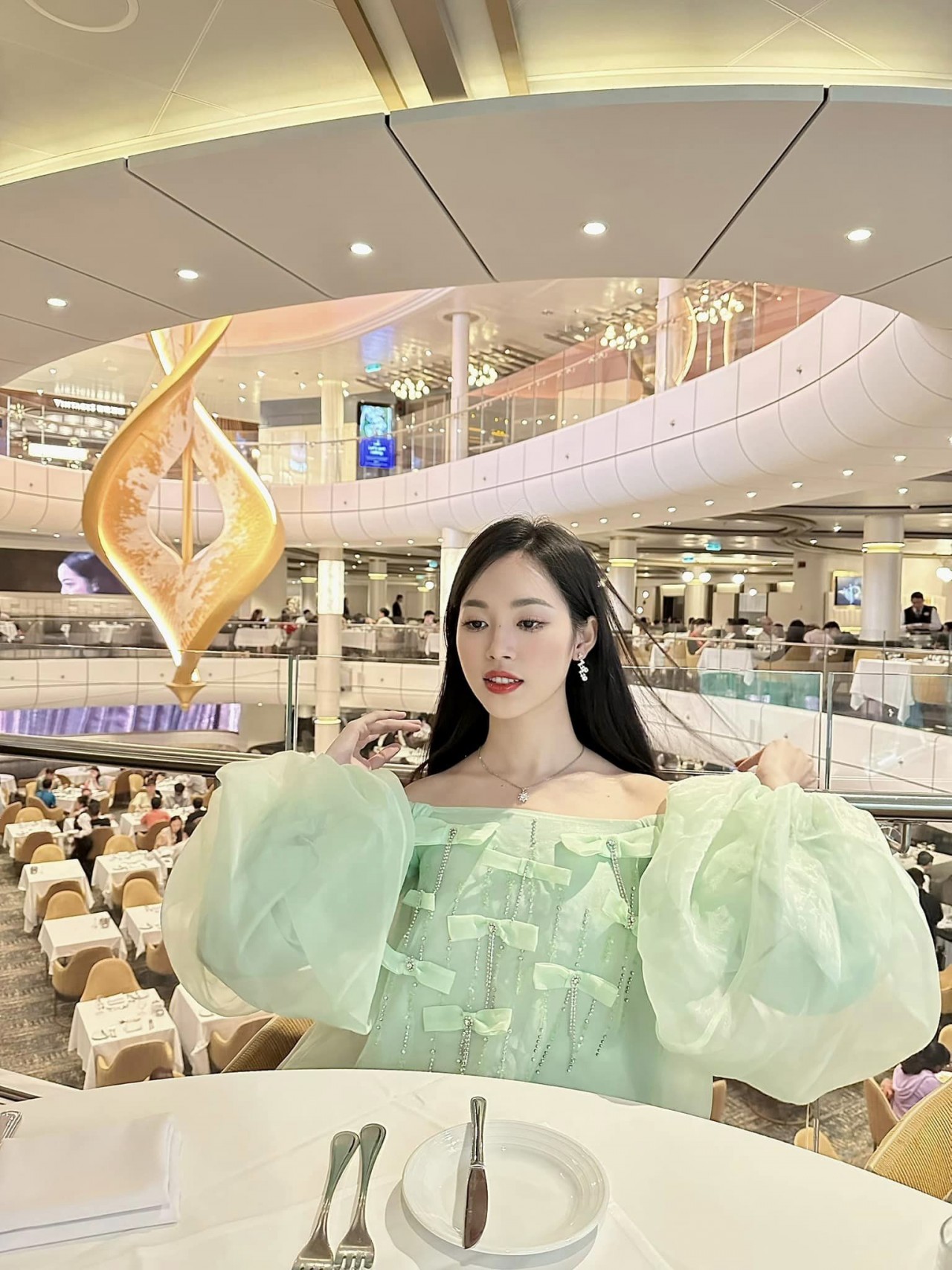 Á hậu Trịnh Thùy Linh