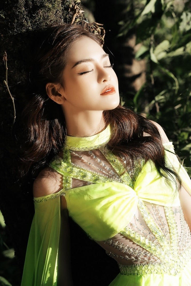 Thùy Anh xinh đẹp trong bộ ảnh giới thiệu BST thời trang Xuân Hè 2024