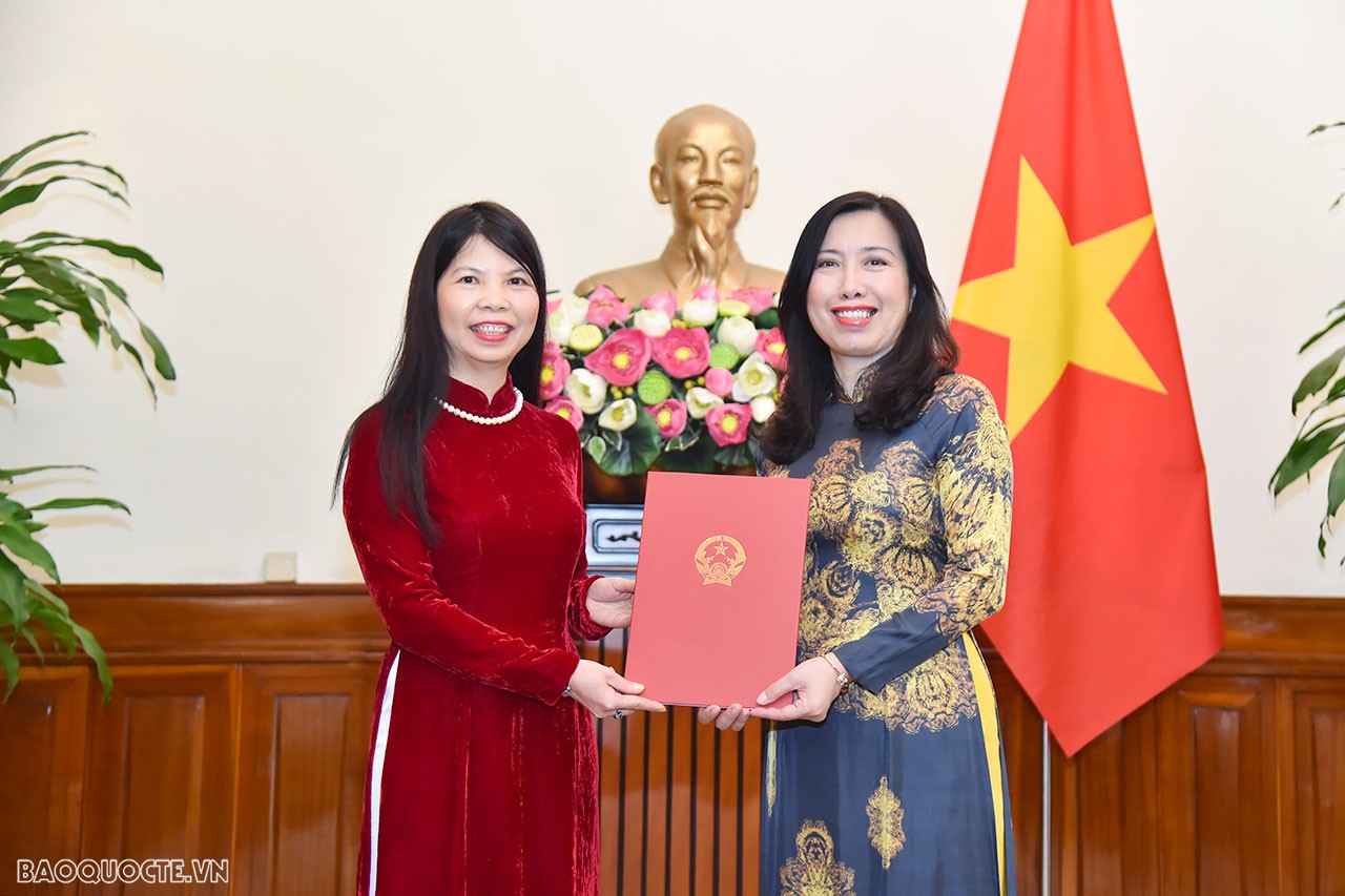 Tại buổi lễ, Thứ trưởng Ngoại giao Lê Thị Thu Hằng trao quyết định tiếp nhận và điều động bà Phạm Thị Kim Hoa, nguyên Đại sứ Việt Nam tại Brazil, kết thúc nhiệm kỳ về nước, giữ chức Vụ trưởng Vụ Thông tin - Văn hóa, Ủy ban Nhà nước về người Việt Nam ở nước ngoài.