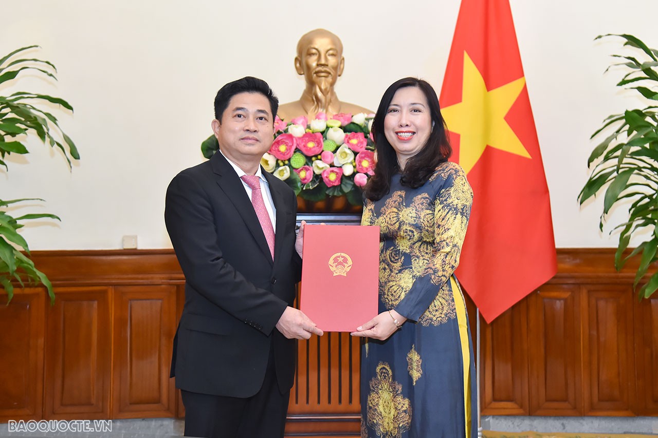  Thứ trưởng Ngoại giao Lê Thị Thu Hằng trao quyết định điều động ông Đinh Hoàng Linh, Vụ trưởng Vụ Thông tin - Văn hóa, Ủy ban Nhà nước về người Việt Nam ở nước ngoài, giữ chức Vụ trưởng Vụ Pháp chế - Thanh tra, Ủy ban Nhà nước về người Việt Nam ở nước ngoài.