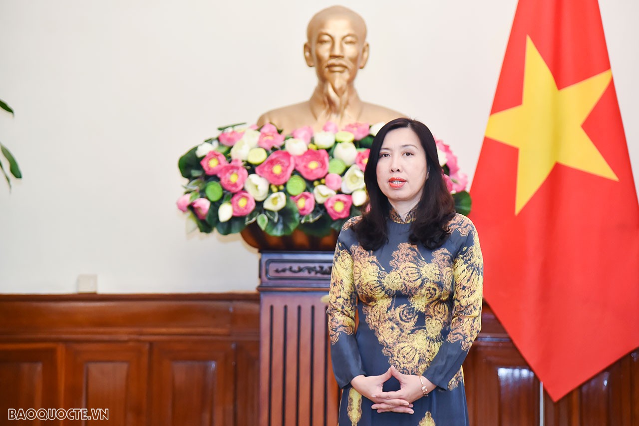 Chúc mừng các cán bộ mới được tiếp nhận và điều động công tác, Thứ trưởng Ngoại giao Lê Thị Thu Hằng khẳng định đây là sự tin tưởng của Ban cán sự Đảng Bộ, Lãnh đạo Bộ đối với năng lực, phẩm chất của các cán bộ, phân công nhiệm vụ công tác trong bối cảnh tình hình mới.  Khẳng định các cán bộ có nhiều kinh nghiệm công tác, Thứ trưởng tin tưởng, ở bất kỳ vị trí công tác nào, các cán bộ được điều động lần này sẽ tiếp tục phát huy vai trò, năng lực của mình để xây dựng, phát triển đơn vị, đóng góp hiệu quả vào công tác chuyên môn của Ủy ban Nhà nước nước về người Việt Nam ở nước ngoài nói riêng, vào thành công chung của Bộ Ngoại giao nói chung.