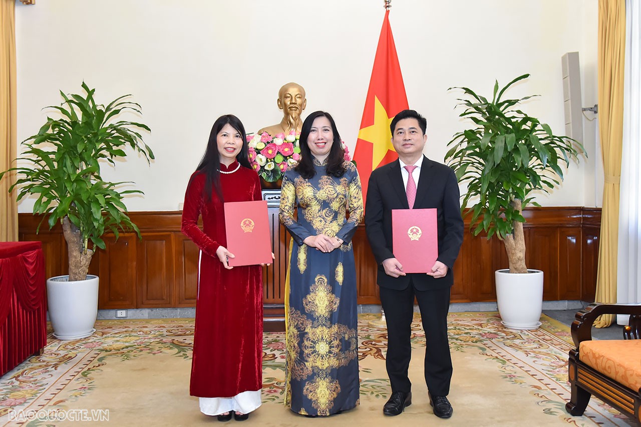 Thay mặt các cán bộ vừa nhận quyết định, bà Phạm Thị Kim Hoa bày tỏ vinh dự khi được Lãnh đạo Bộ tin tưởng và phân công nhiệm vụ mới. Bà Phạm Thị Kim Hoa khẳng định, sẽ tiếp tục đóng góp hết mình, hoàn thành xuất sắc các nhiệm vụ được giao, góp phần vào xây dựng Ủy ban Nhà nước nước về người Việt Nam ngày càng phát triển, xứng đáng với sự tin tưởng của tập thể Lãnh đạo Bộ.