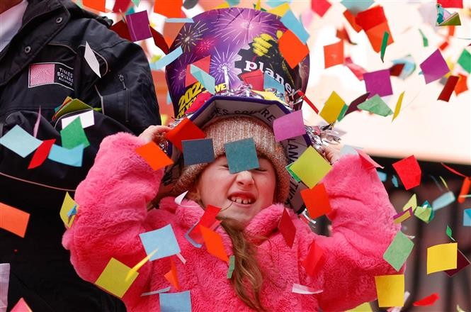 Hoa giấy bay trong lễ tổng duyệt ngày 29/12/2023, chuẩn bị cho Lễ hội hoa giấy thường niên sẽ được diễn ra vào thời khắc Giao thừa trên Quảng trường Thời đại ở New York, Mỹ. (Nguồn: AFP) Hoa giấy bay trong lễ tổng duyệt ngày 29/12/2023, chuẩn bị cho Lễ hội hoa giấy thường niên sẽ được diễn ra vào thời khắc Giao thừa trên Quảng trường Thời đại ở New York, Mỹ. (Nguồn: AFP)