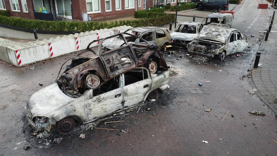 Hà Lan bắt giữ hơn 200 người bạo động đêm giao thừa Hà Lan bắt giữ hơn 200 người bạo động đêm giao thừa