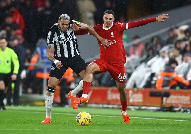 Liverpool thi đấu áp đảo sau tiếng còi khai cuộc.