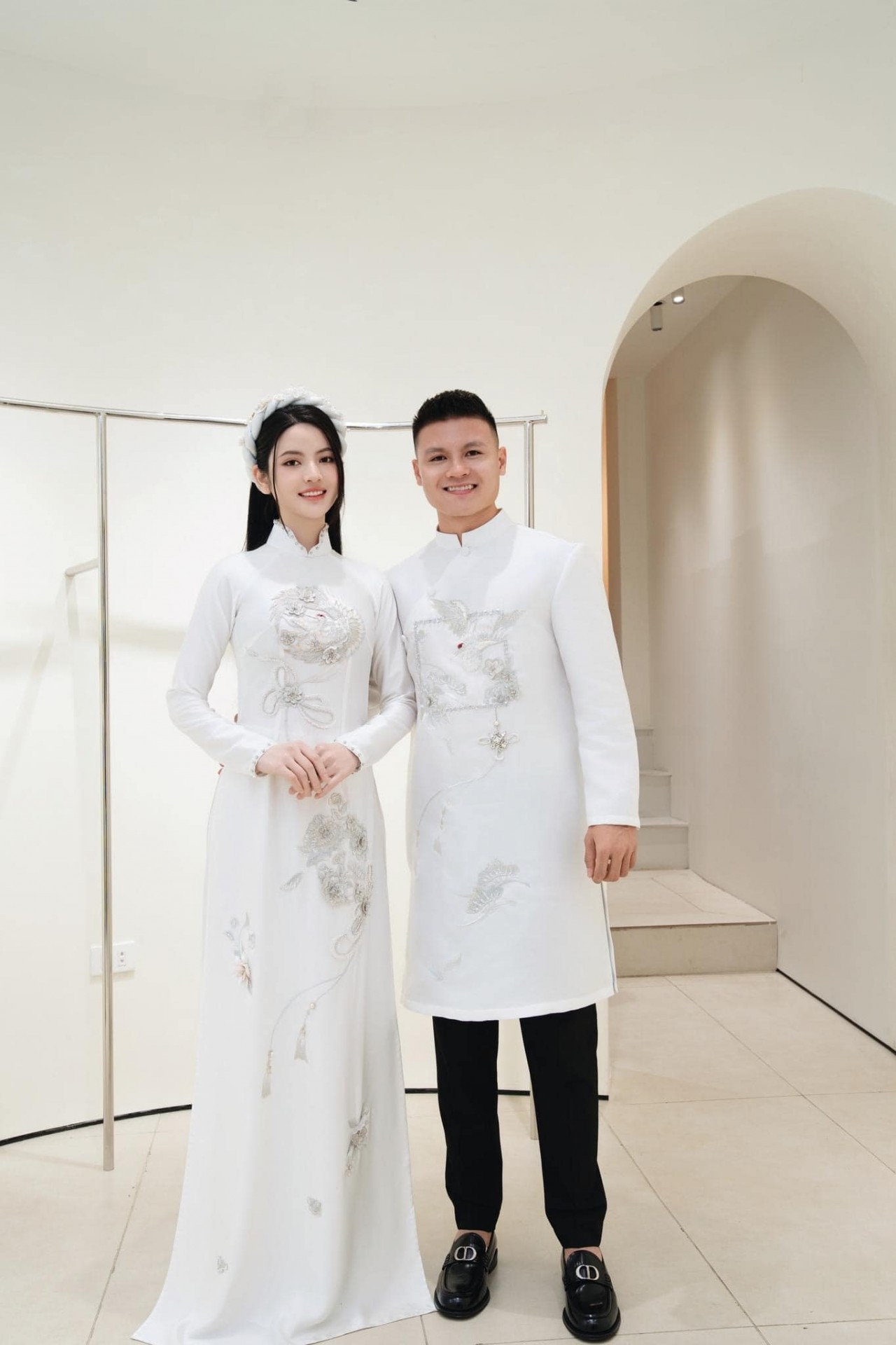 Khoảnh khắc tình tứ, ngọt ngào của cặp đôi 'trai tài gái sắc' Quang Hải - Chu Thanh Huyền