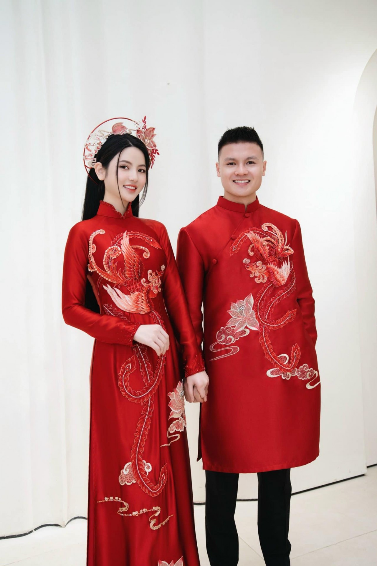 Khoảnh khắc tình tứ, ngọt ngào của cặp đôi 'trai tài gái sắc' Quang Hải - Chu Thanh Huyền