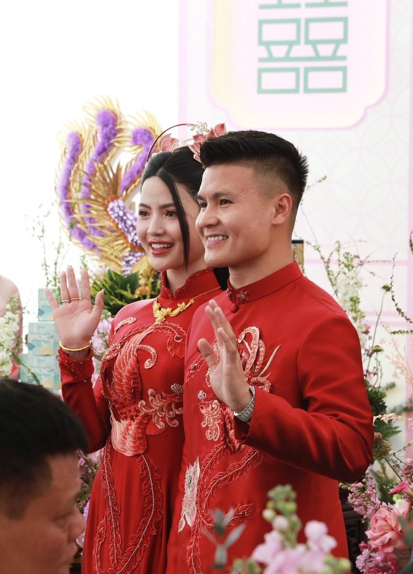 Khoảnh khắc tình tứ, ngọt ngào của cặp đôi 'trai tài gái sắc' Quang Hải - Chu Thanh Huyền