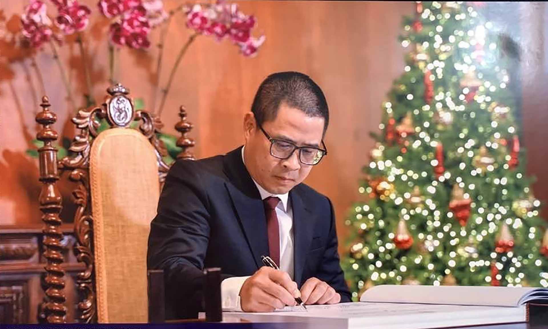 Đại sứ Lại Thái Bình ghi sổ lưu niệm. (Nguồn: Phủ Tổng thống Philippines)