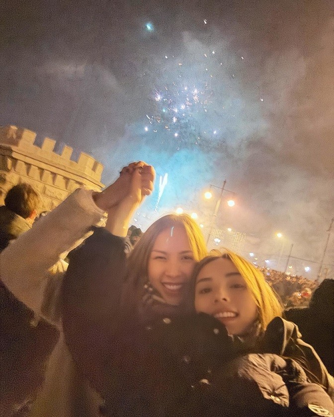 Kỳ Duyên và Minh Triệu cũng đang trong kỳ nghỉ dài ngày ở châu Âu. Đôi bạn đón Giáng sinh ở Pháp và Áo, sau đó sang thủ đô Budapest, Hungary tận hưởng đêm Giao thừa trong màn pháo hoa rợp trời. Buổi sáng đầu năm, hai người đẹp đi dạo bên bờ sông Danube đón nắng ấm. ễ