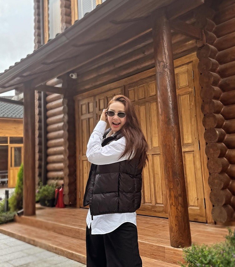 Minh Hằng cũng chọn Đà Lạt làm điểm dừng chân cho dịp đầu năm mới. Hai vợ chồng nữ ca sĩ đưa con trai nhỏ cùng trong chuyến đi. Minh Hằng cho biết, cô muốn thực hiện foodtour Đà Lạt, thưởng thức các món đặc sản nổi tiếng.