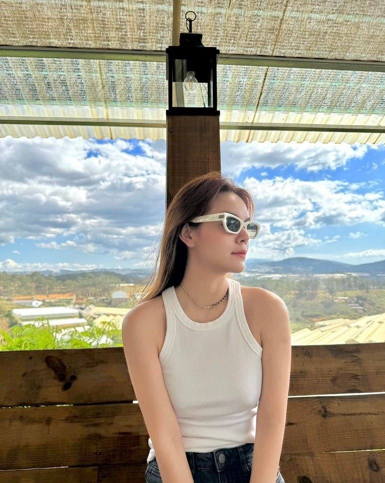 Cũng có mặt ở Đà Lạt dịp này, Phạm Quỳnh Anh tham dự một show ca nhạc, sau đó tranh thủ tận hưởng không khí trong lành ở thành phố ngàn hoa. 