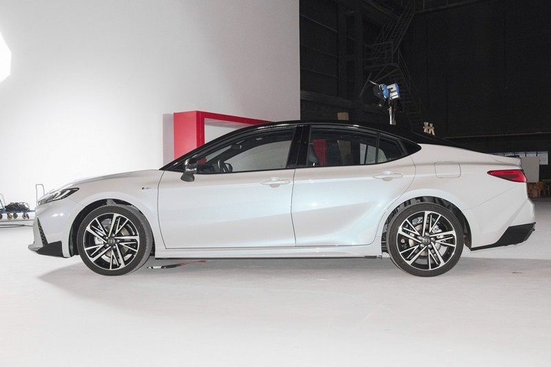 Cận cảnh Toyota Camry 2024 vừa ra mắt tại Trung Quốc, giá từ 596 triệu đồng Cận cảnh Toyota Camry 2024 vừa ra mắt tại Trung Quốc, giá từ 596 triệu đồng