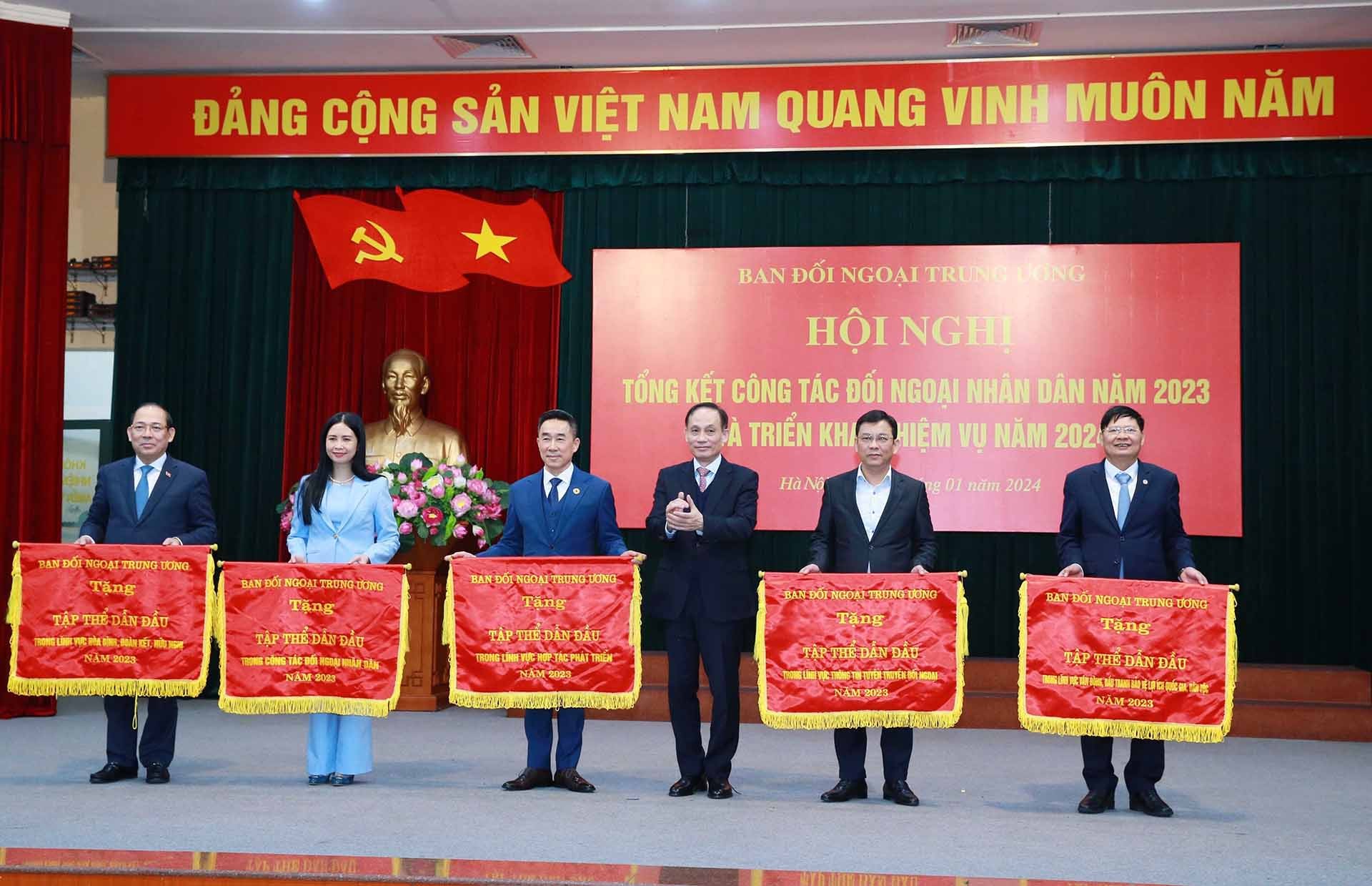 Đồng chí Lê Hoài Trung, Bí thư Trung ương Đảng, Trưởng ban Đối ngoại Trung ương trao Cờ thi đua cho các tập thể có thành tích xuất sắc. (Nguồn: TTXVN) Đồng chí Lê Hoài Trung, Bí thư Trung ương Đảng, Trưởng ban Đối ngoại Trung ương trao Cờ thi đua cho các tập thể có thành tích xuất sắc. (Nguồn: TTXVN)