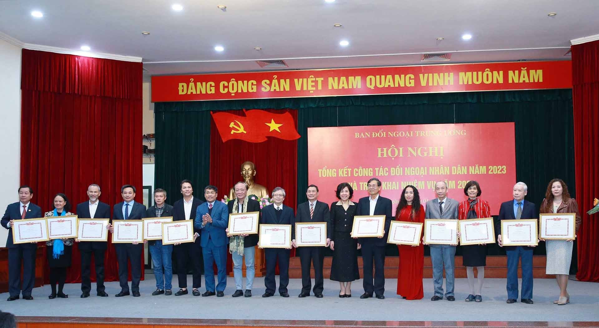 Tập thể có thành tích xuất sắc nhận Bằng khen của Trưởng ban Đối ngoại Trung ương. (Nguồn: TTXVN) Tập thể có thành tích xuất sắc nhận Bằng khen của Trưởng ban Đối ngoại Trung ương. (Nguồn: TTXVN)