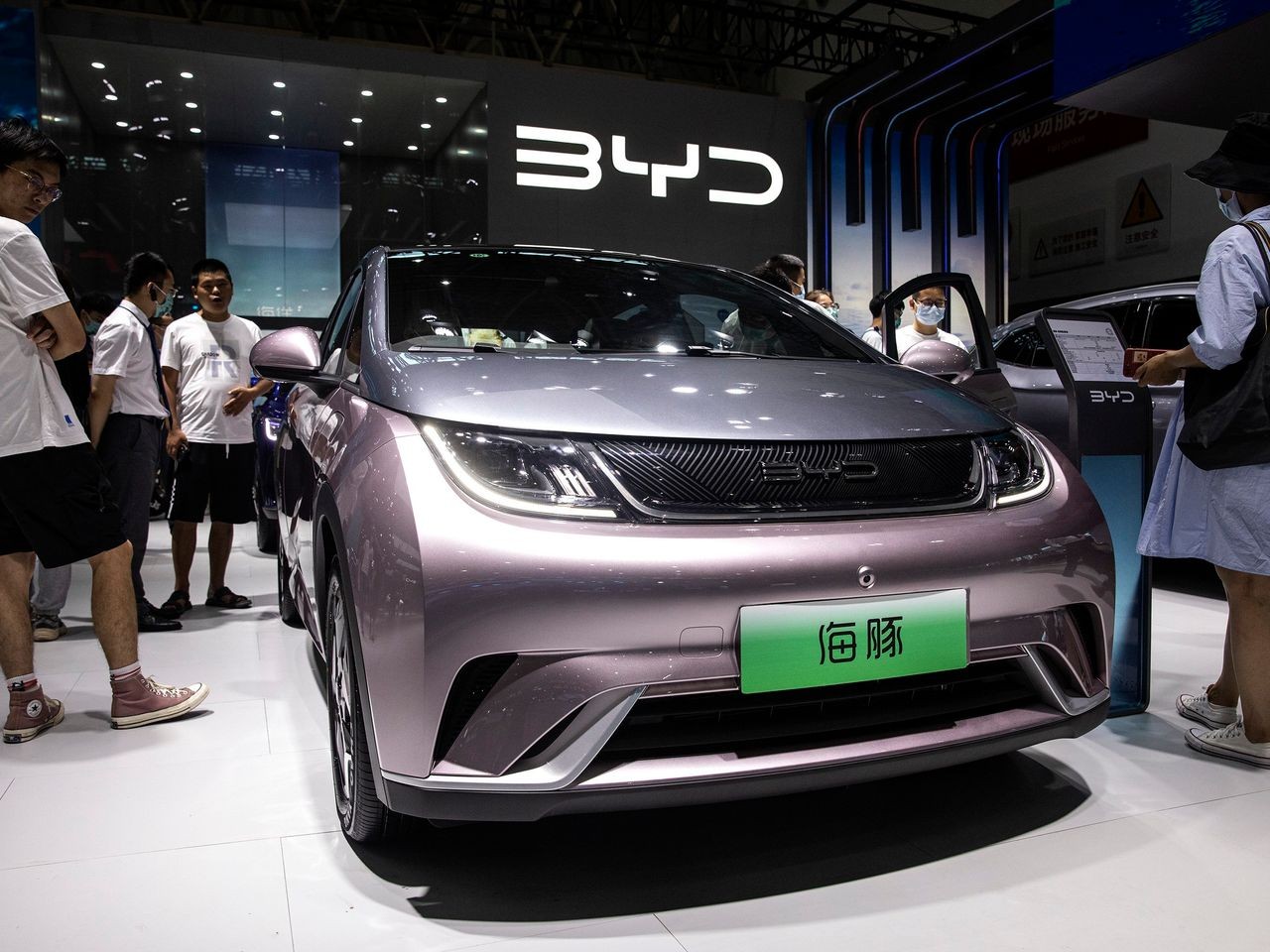 Trong quý IV/2023, BYD bán ra 526.000 xe, nhiều hơn Tesla với doanh số 485.000 xe trong cùng kỳ. (Nguồn: Wall Street Journal) Trong quý IV/2023, BYD bán ra 526.000 xe, nhiều hơn Tesla với doanh số 485.000 xe trong cùng kỳ. (Nguồn: Wall Street Journal)