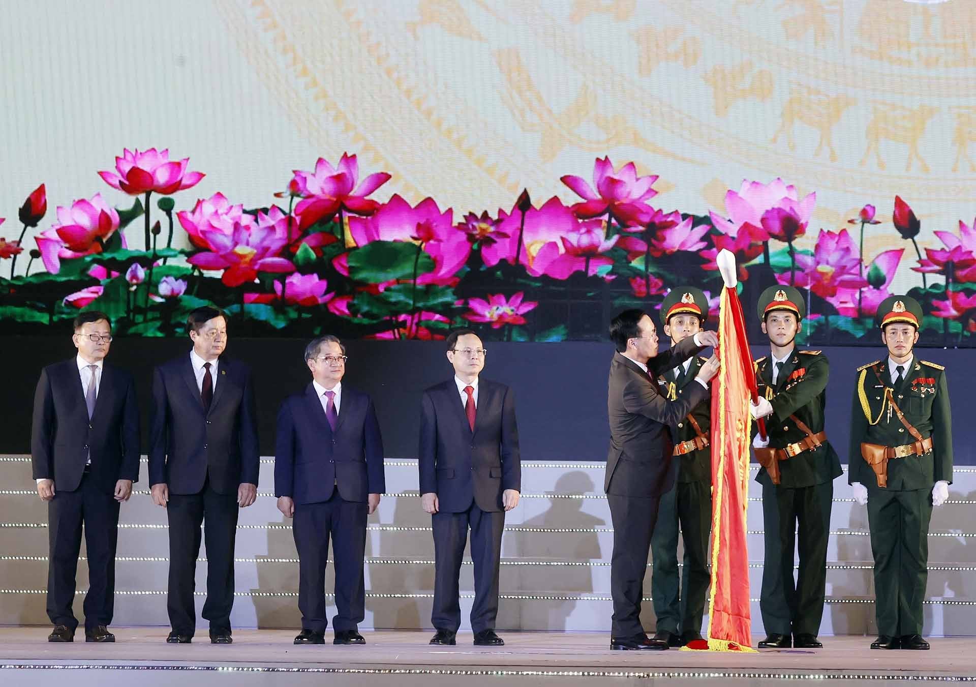 Ngày 31/12/2023, Chủ tịch nước Võ Văn Thưởng trao tặng Huân chương Lao động hạng Nhất cho Đảng bộ, chính quyền và nhân dân thành phố Cần Thơ tại Lễ kỷ niệm 20 năm thành lập thành phố Cần Thơ trực thuộc Trung ương (1/1/2004 - 1/1/2024). (Nguồn: TTXVN) Ngày 31/12/2023, Chủ tịch nước Võ Văn Thưởng trao tặng Huân chương Lao động hạng Nhất cho Đảng bộ, chính quyền và nhân dân thành phố Cần Thơ tại Lễ kỷ niệm 20 năm thành lập thành phố Cần Thơ trực thuộc Trung ương (1/1/2004 - 1/1/2024). (Nguồn: TTXVN)