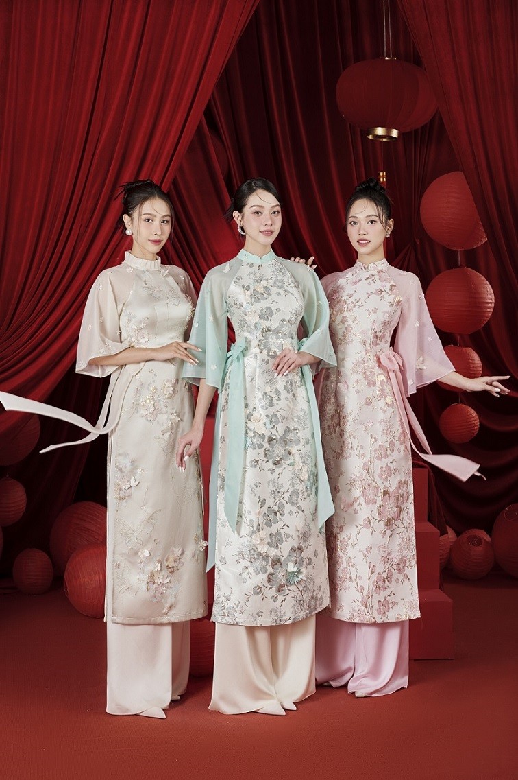 NTK Lê Ngọc Lâm giới thiệu bộ sưu tập Dáng xinh với những mẫu áo dài dành riêng cho mùa Tết Nguyên đán 2024, qua sự thể hiện của top 3 Hoa hậu Việt Nam 2022 Thanh Thủy - Thùy Linh - Ngọc Hằng.