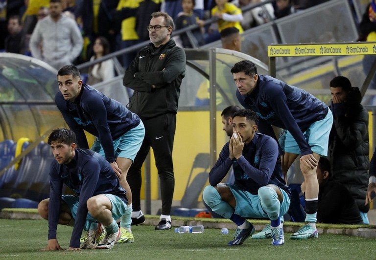 Robert Lewandowski sau khi chơi mờ nhạt và bị thay ra, anh và các đồng đội ngoài sân cũng nín thở chờ đợi.