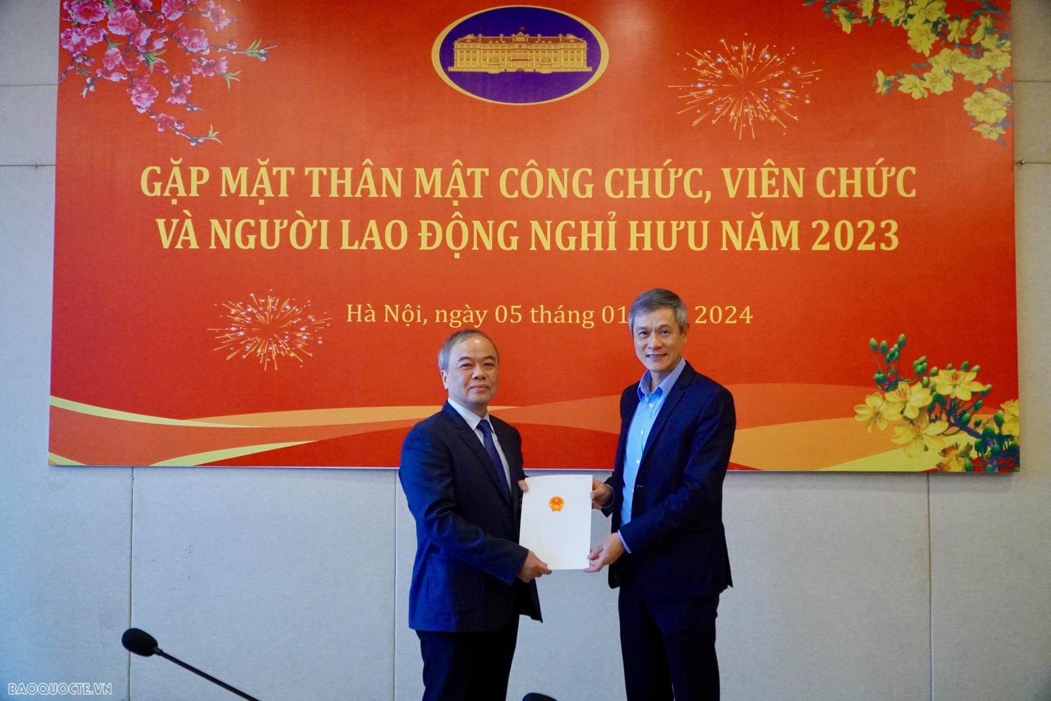 Trao quyết định nghỉ hưu cho 08 cán bộ Ngoại giao