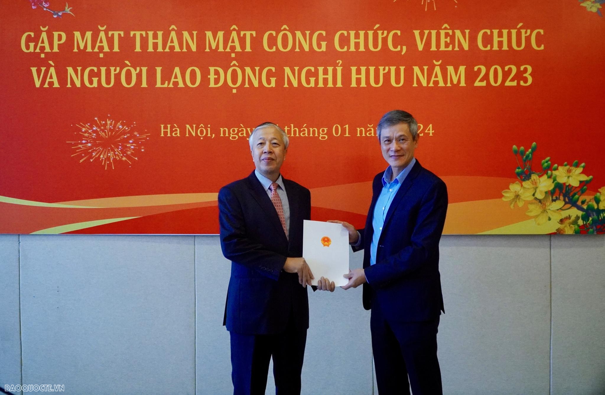 Trao quyết định nghỉ hưu cho 08 cán bộ Ngoại giao