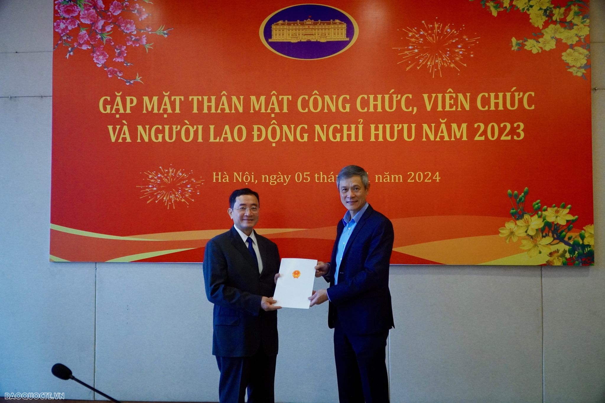 Trao quyết định nghỉ hưu cho 08 cán bộ Ngoại giao