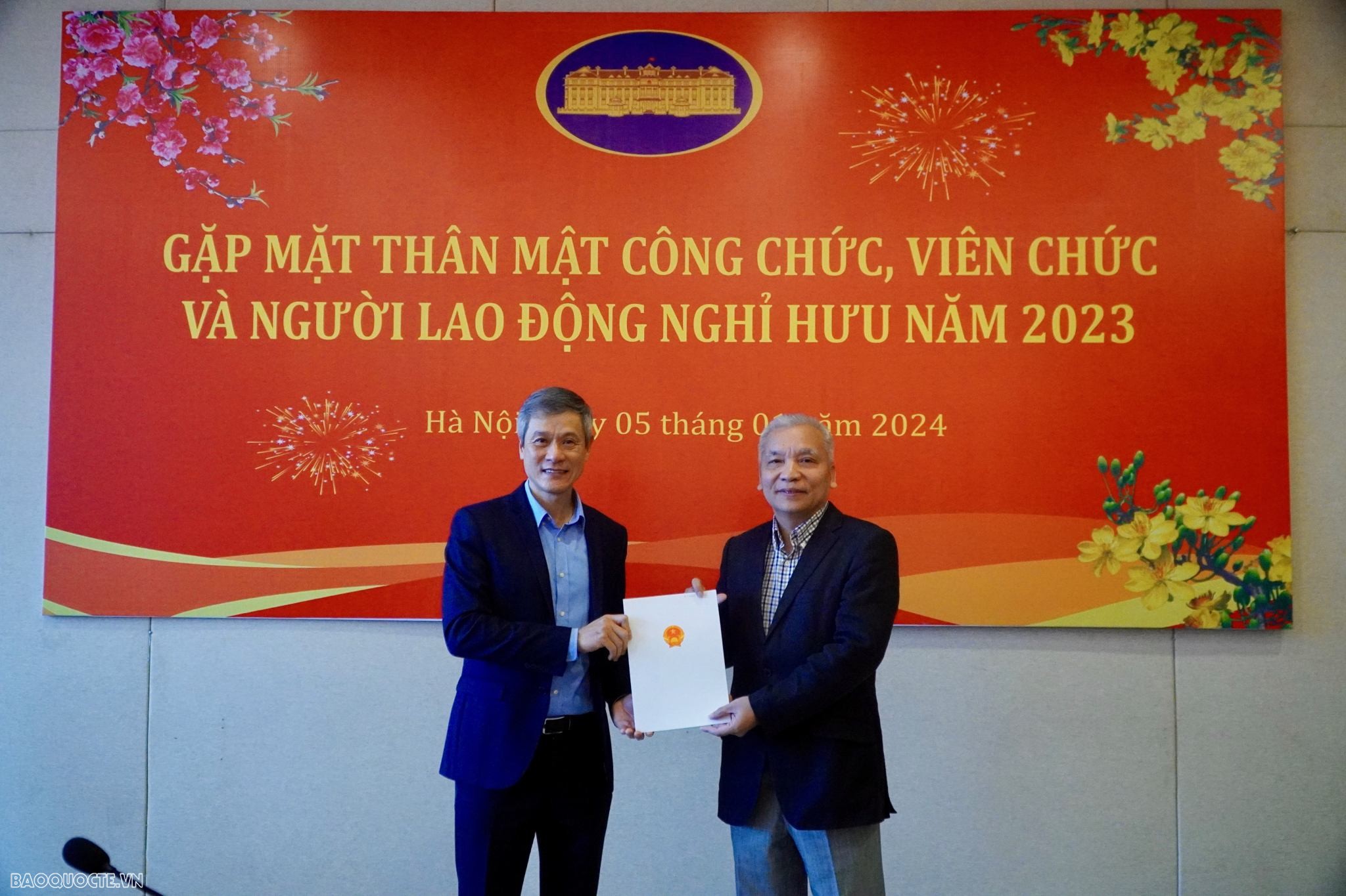 Trao quyết định nghỉ hưu cho 08 cán bộ Ngoại giao