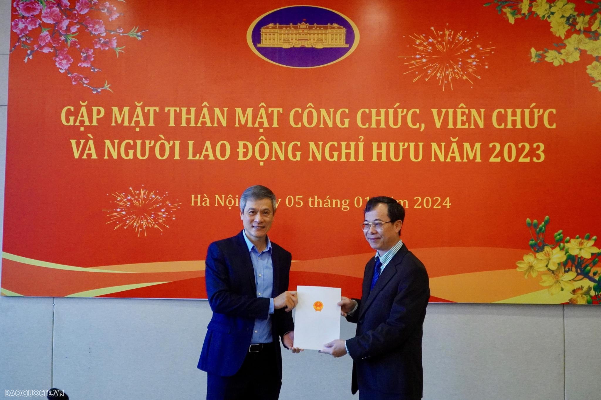 Trao quyết định nghỉ hưu cho 08 cán bộ Ngoại giao