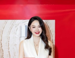 Diễn viên Minh Hằng đẹp rạng rỡ sau sinh